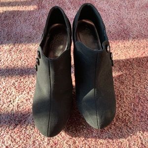 Unlisted Kenneth Cole Black Faux Suede Heel Size 8